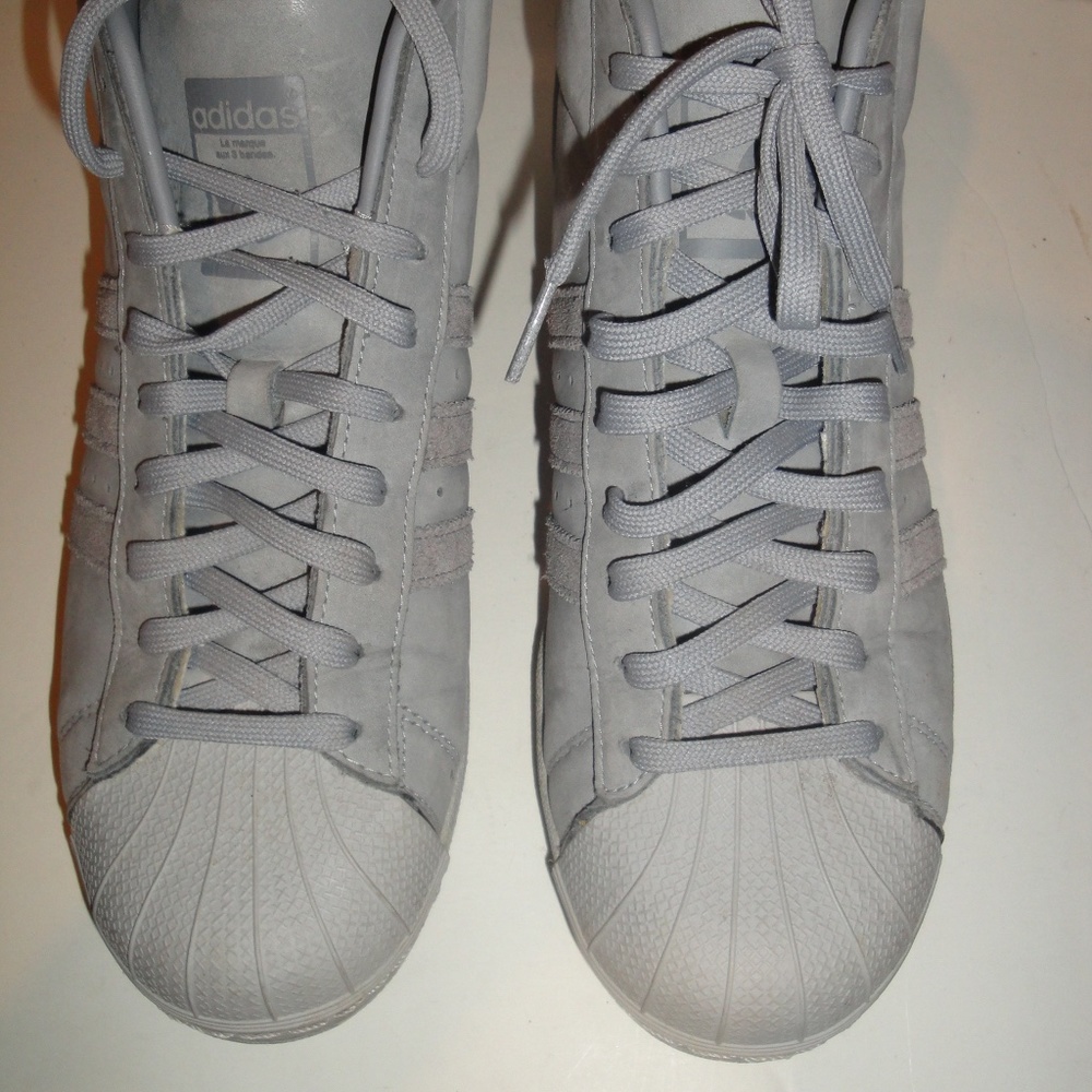 ADIDAS GRAY SUEDE AND LEATHER HIGH TOP SNEAKER, MENS SHOE SIZE 9 / 42.5